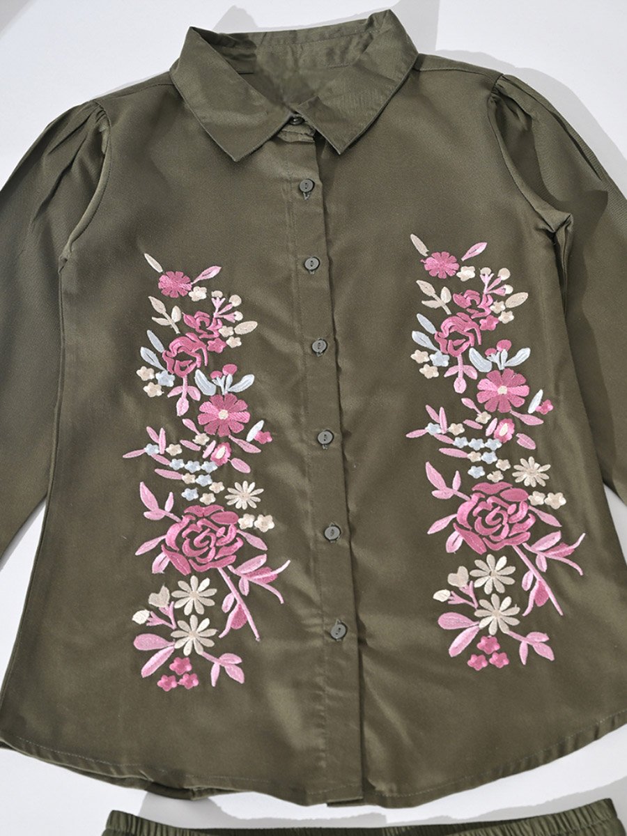 طقم من بنطال وبلوزة مطرزة بزهور باللون الأخضر الداكن للبنات