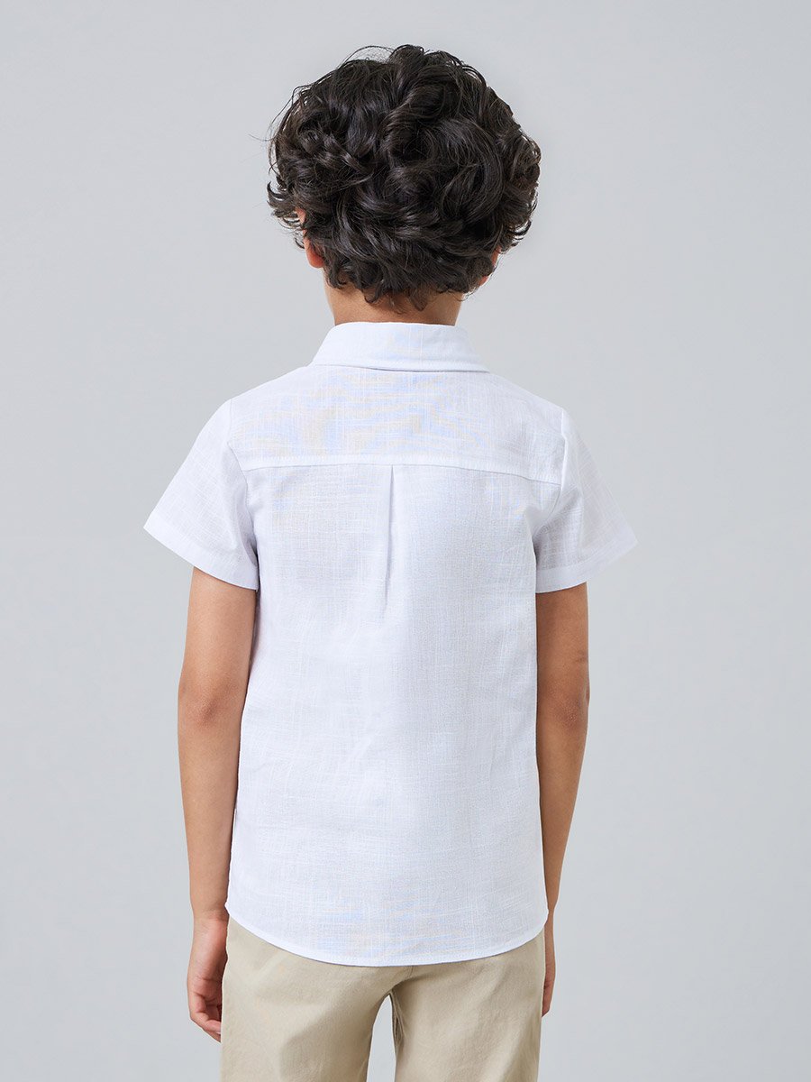 قميص قطن بياقة وأكمام قصيرة للأولاد باللون الأبيض
