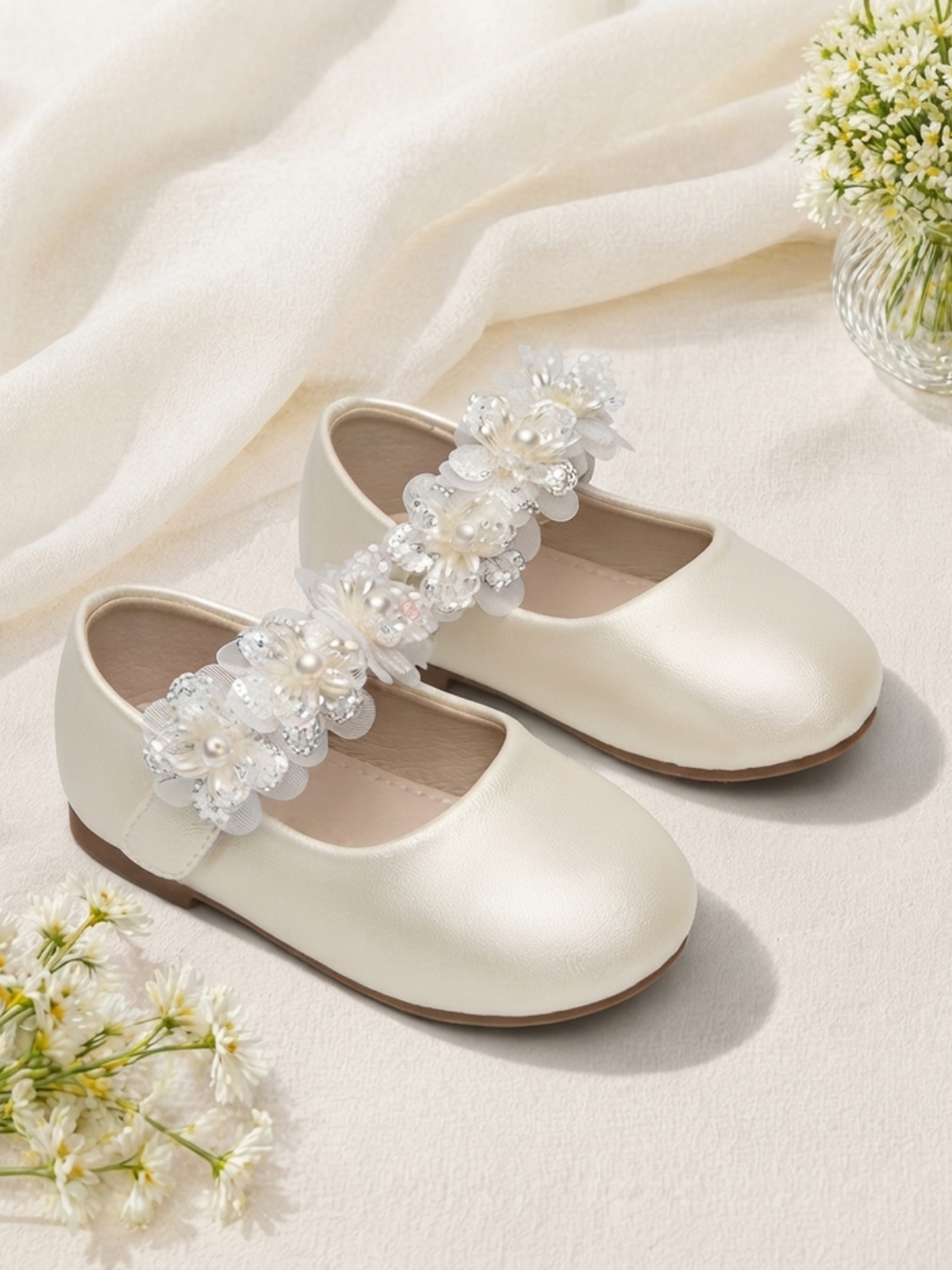 Girls White Floral Pearl Mary Jane Flats - Elegant and Comfortable