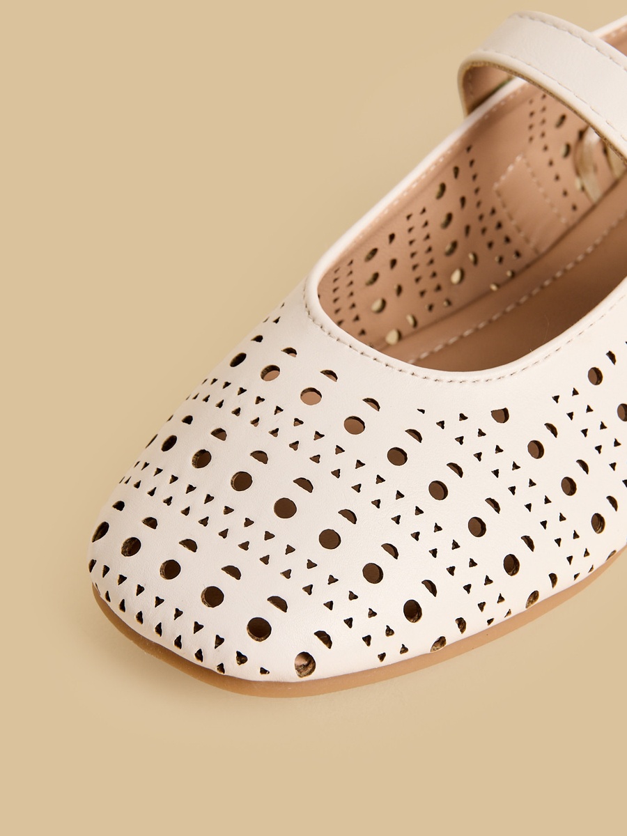 Cutout Design Ballerina Shoes with Buckle Closure