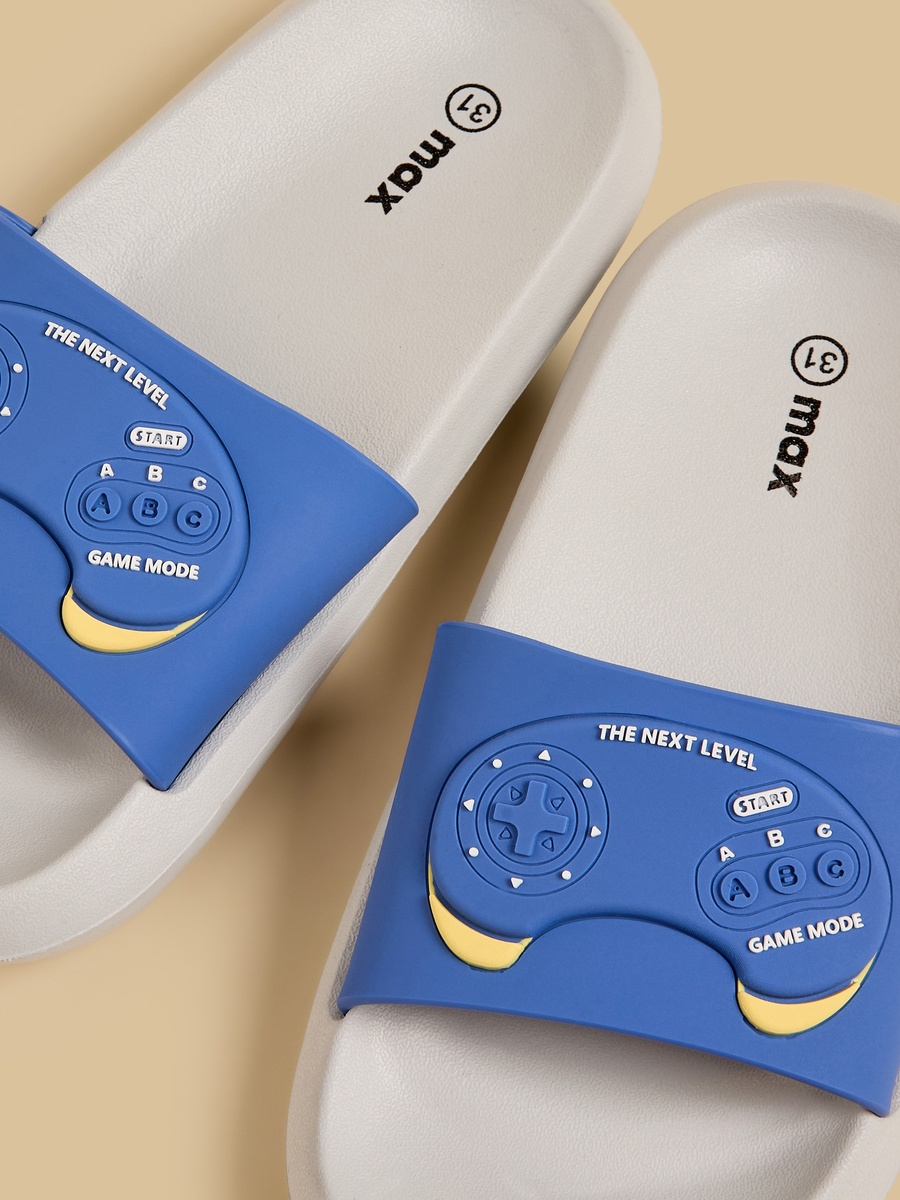 شبشب مزين بألعاب بارزة