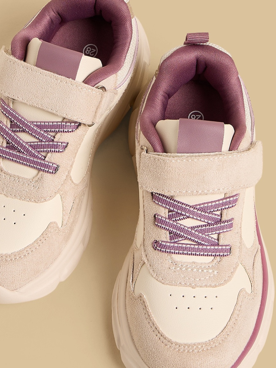 حذاء رياضي بأجزاء متداخلة وشريط لاصق للإغلاق