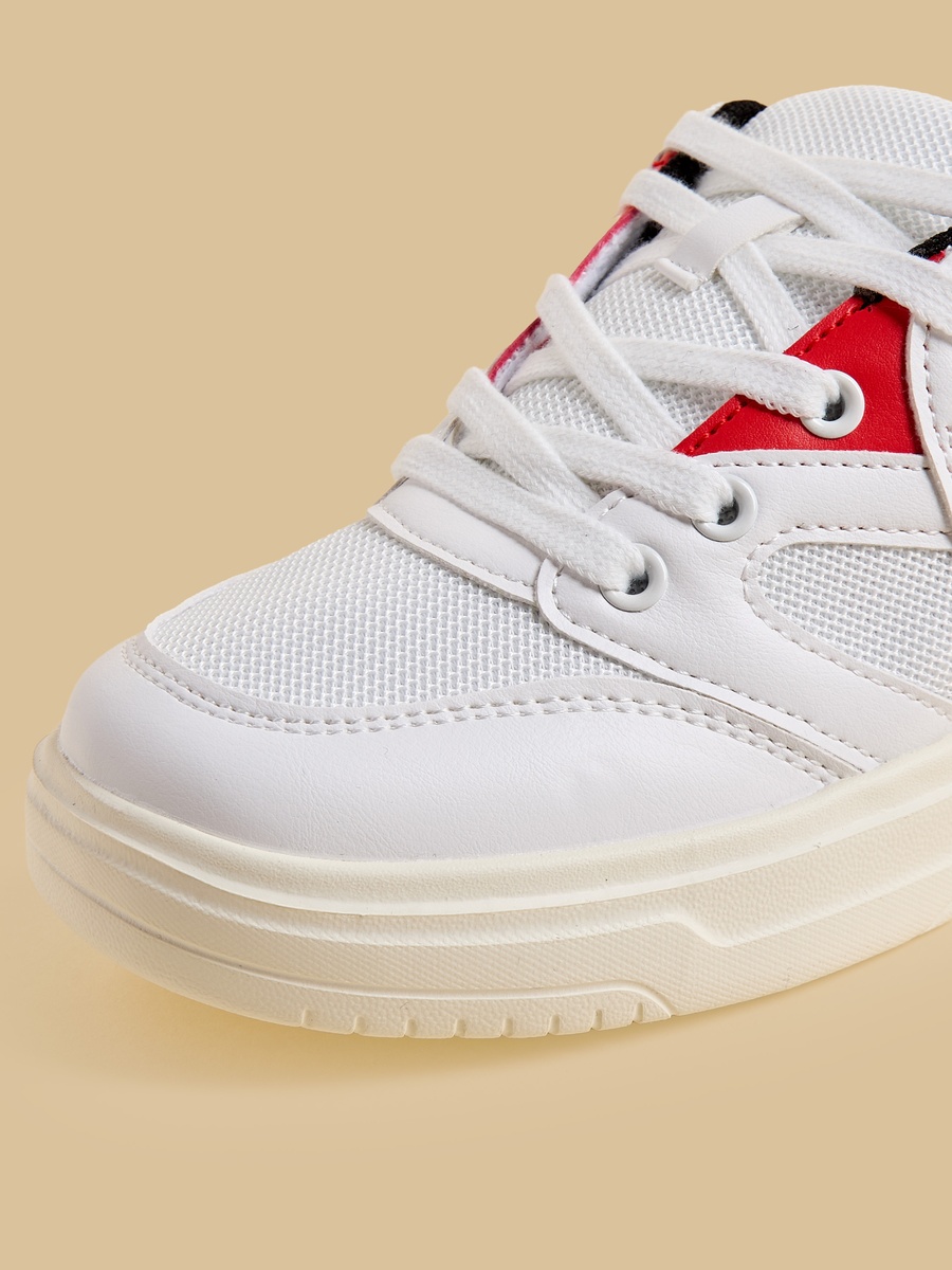حذاء رياضي برباط وطبعات