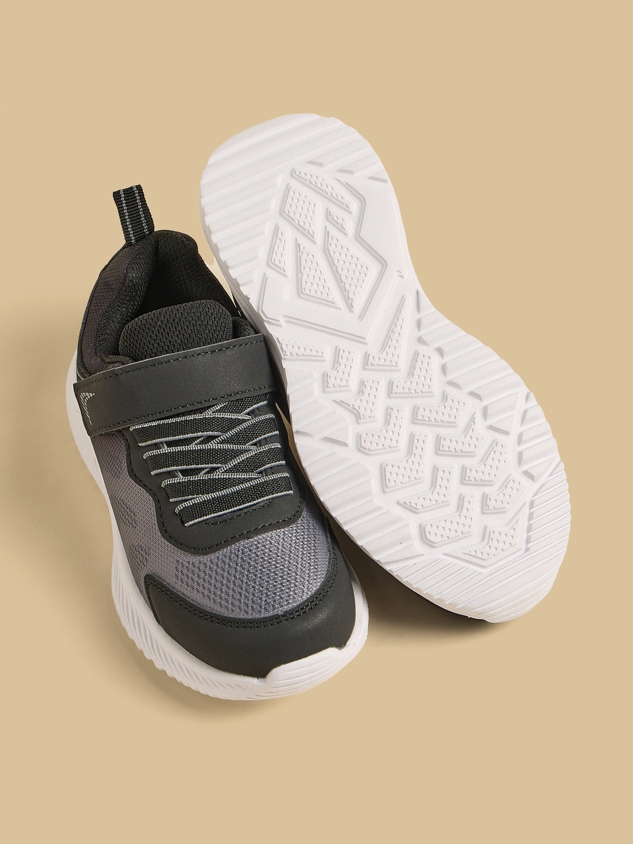 Mesh Sports Shoes with Hook and Loop Closure
