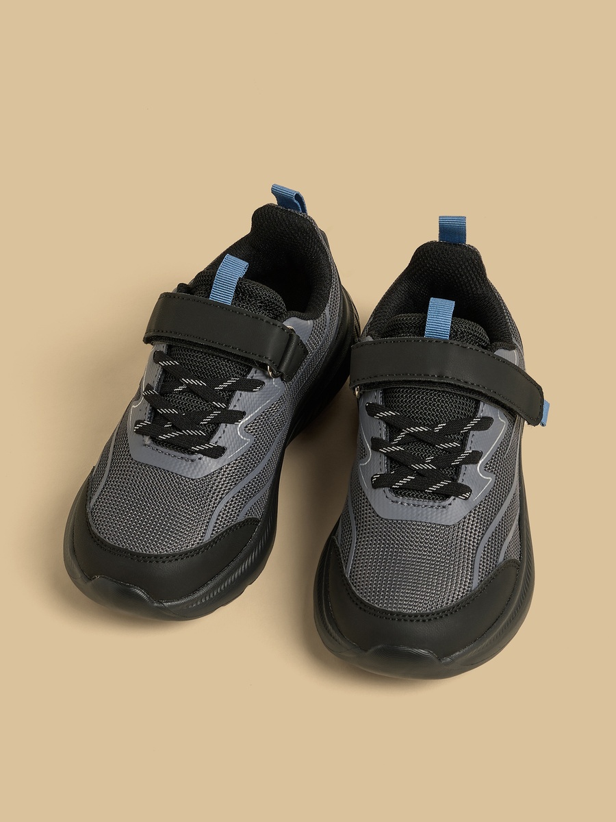 حذاء رياضي بارز الملمس بشريط إغلاق لاصق