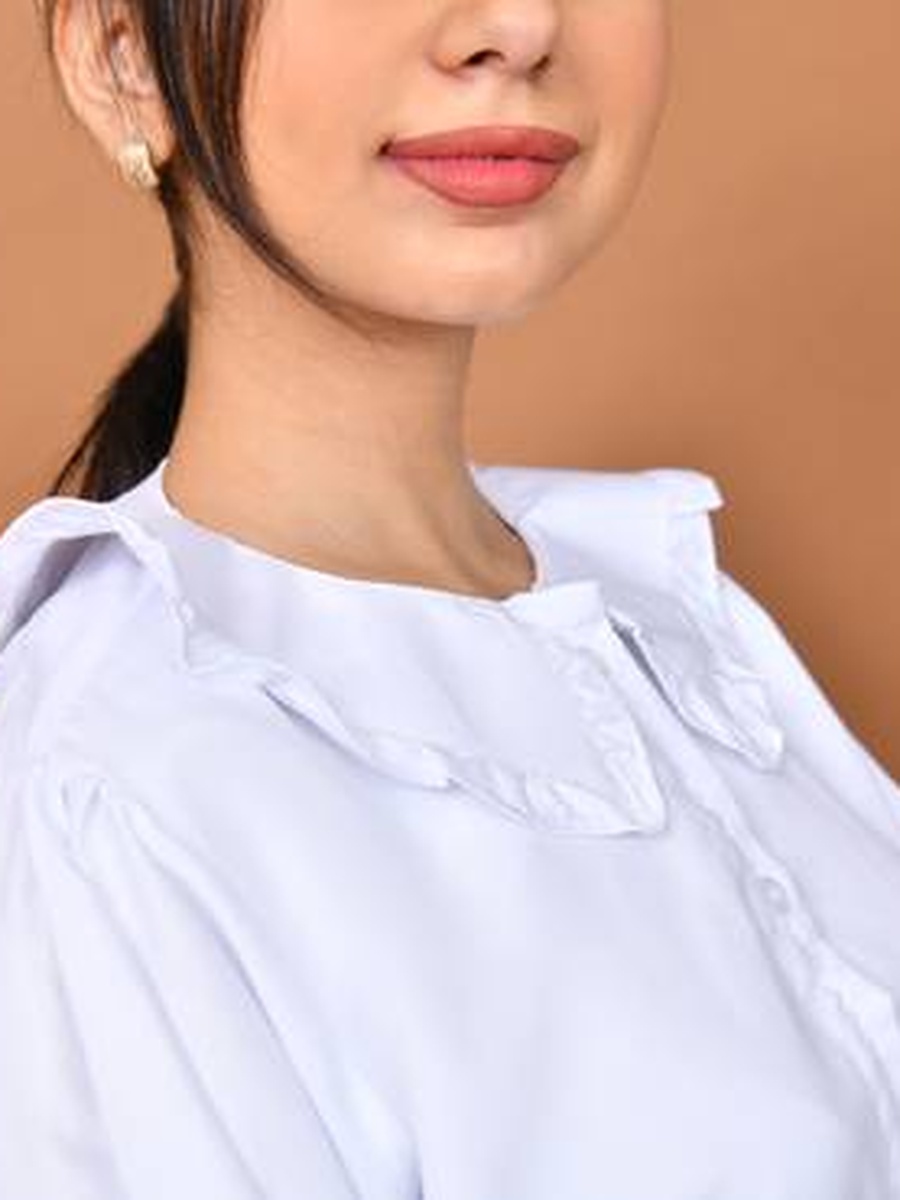 بلوزة بيضاء للبنات بأزرار وياقة مكشكشة