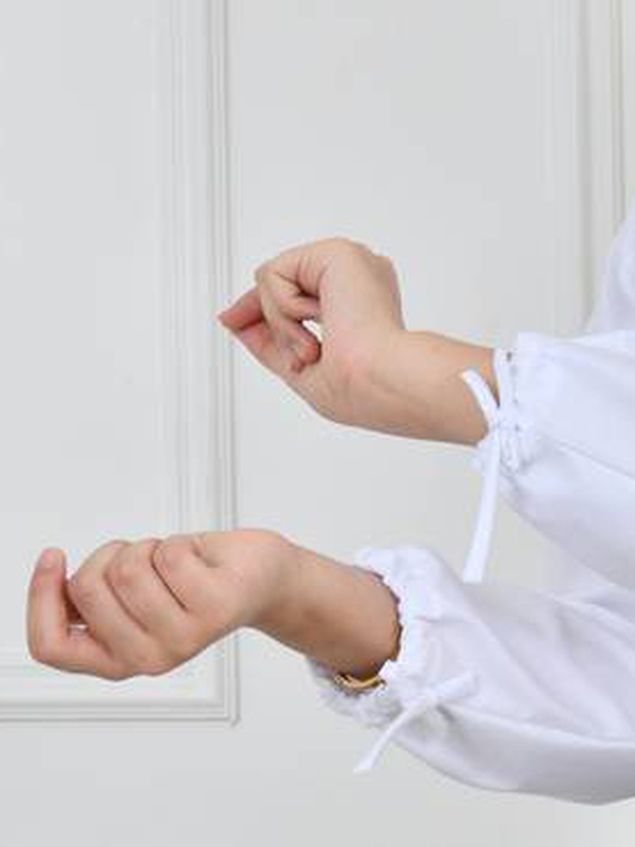 بلوزة بيضاء سادة للبنات بأكمام مزمومة