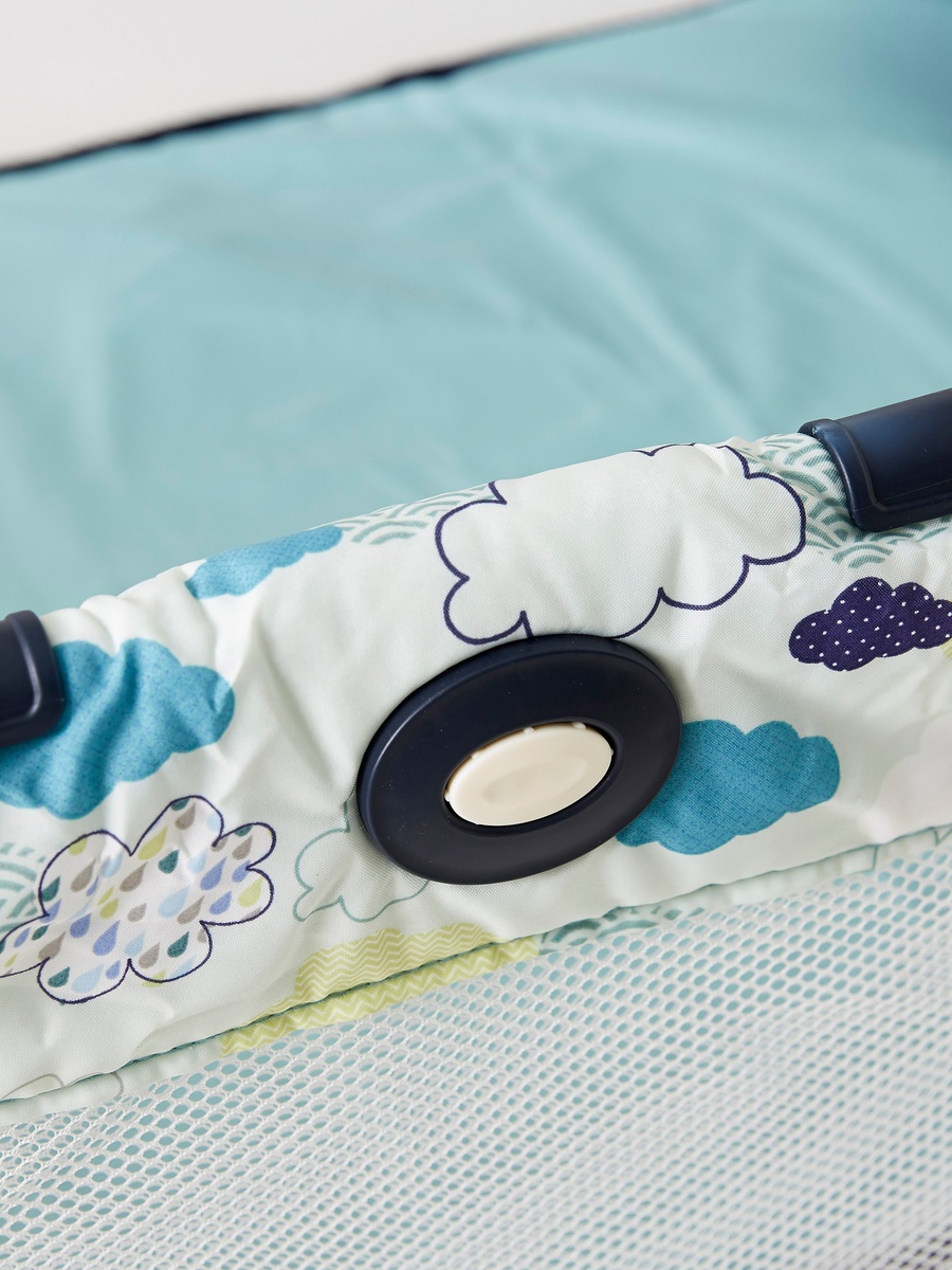 Compact Blue Travel Cot with Signature Graco Push-Button Fold (up to 3 Years)