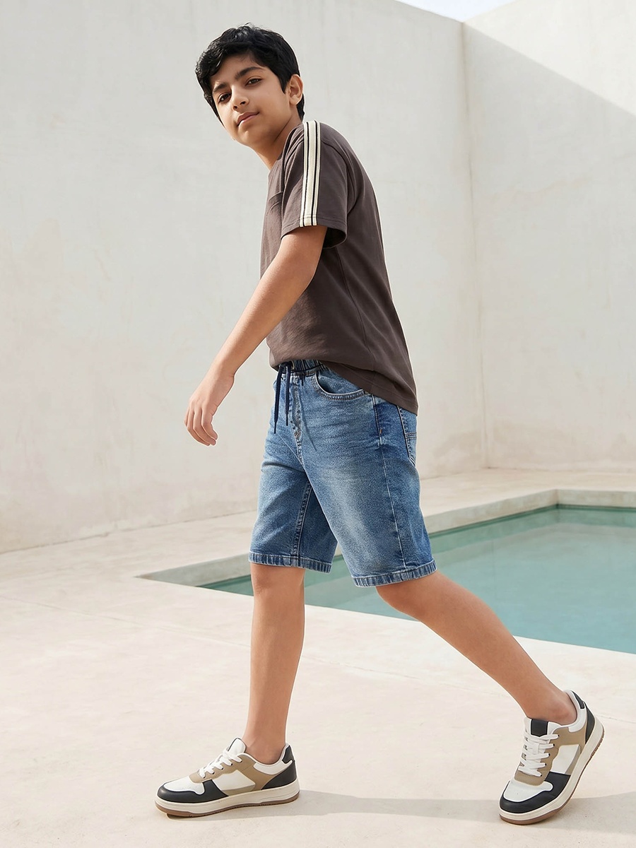 Knee Length Mid-Rise Shorts with Pockets