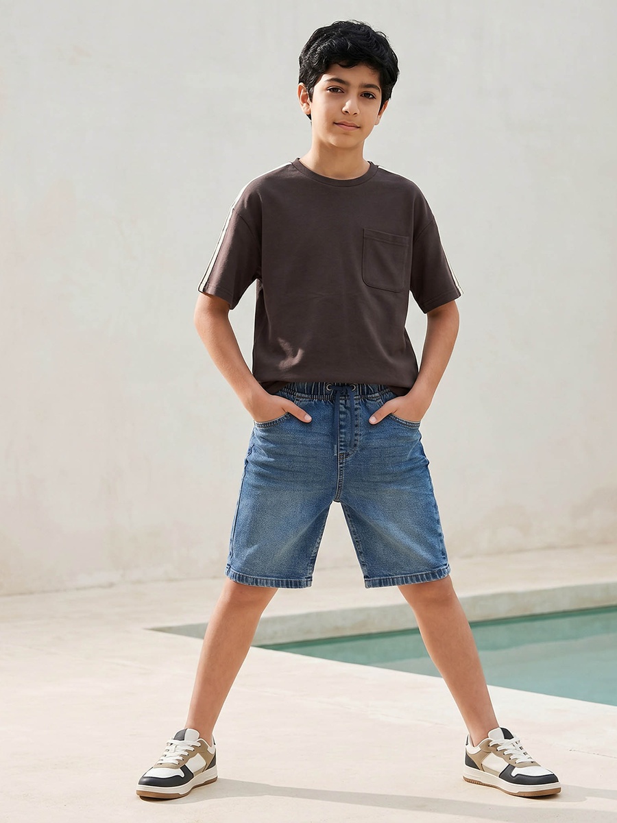 Knee Length Mid-Rise Shorts with Pockets