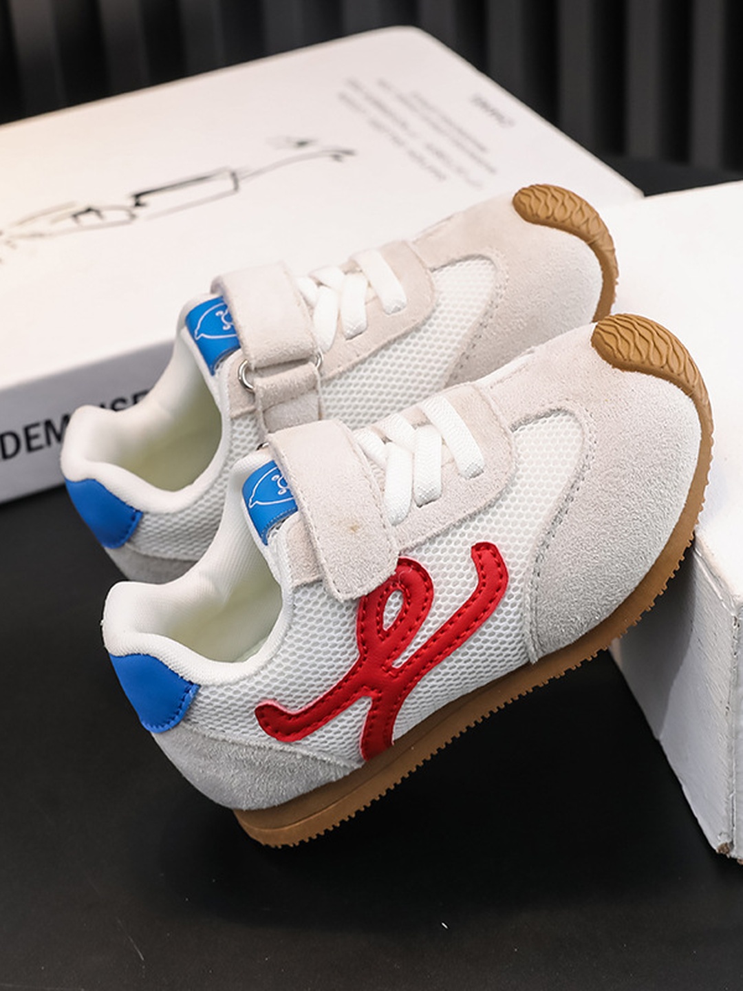 حذاء رياضي شبكي بنعل صمغي وأربطة وشريط إغلاق فلكرو للبنات