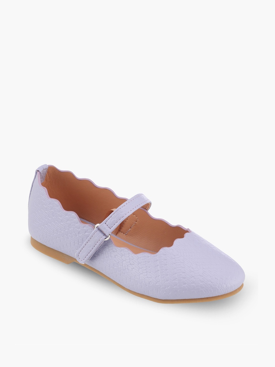 Girls Textured Mary Jane Shoes with Scalloped Trim