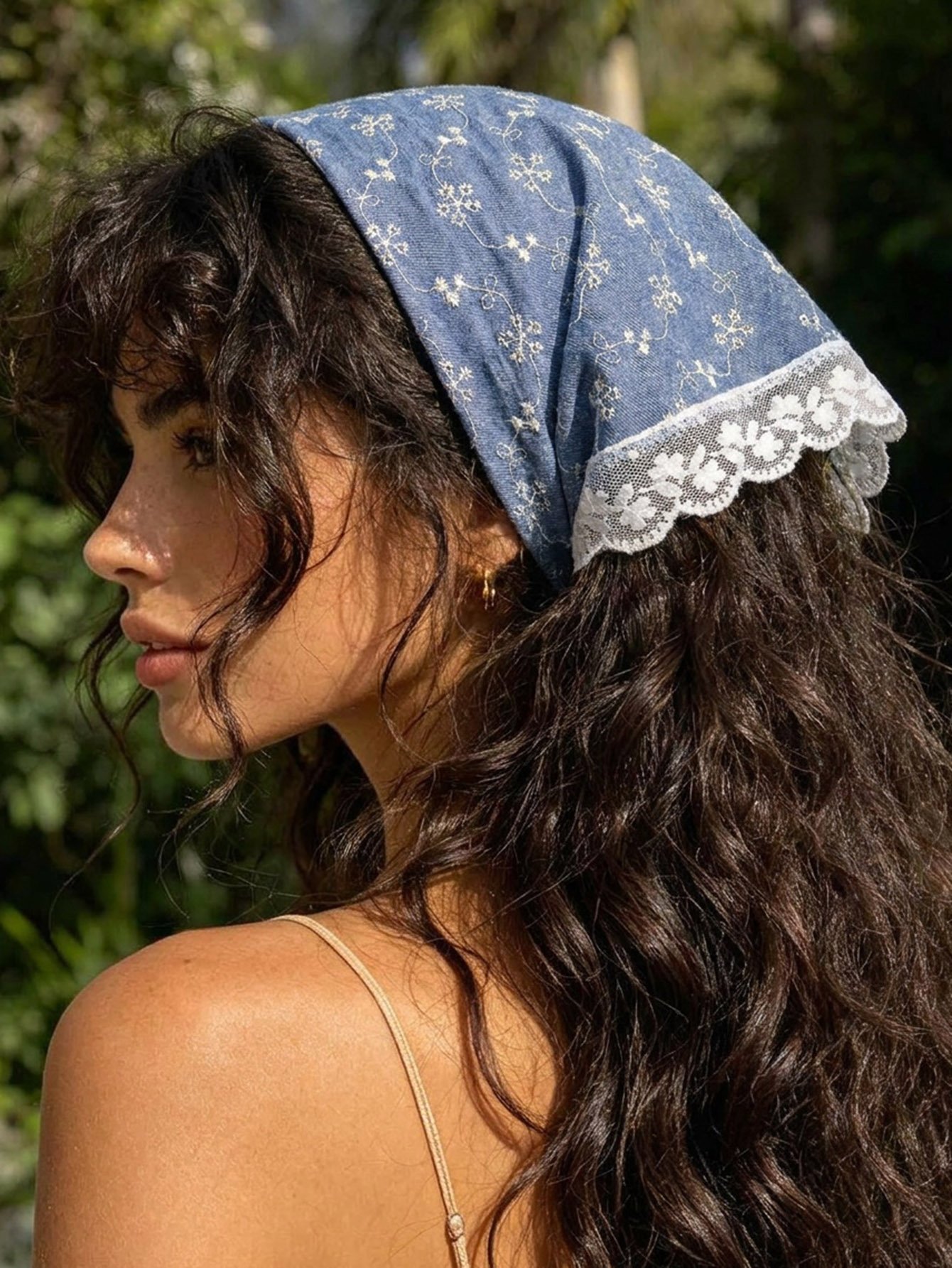 وشاح شعر باندانا دنيم بطبعة زهور ودانتيل باللون الأزرق