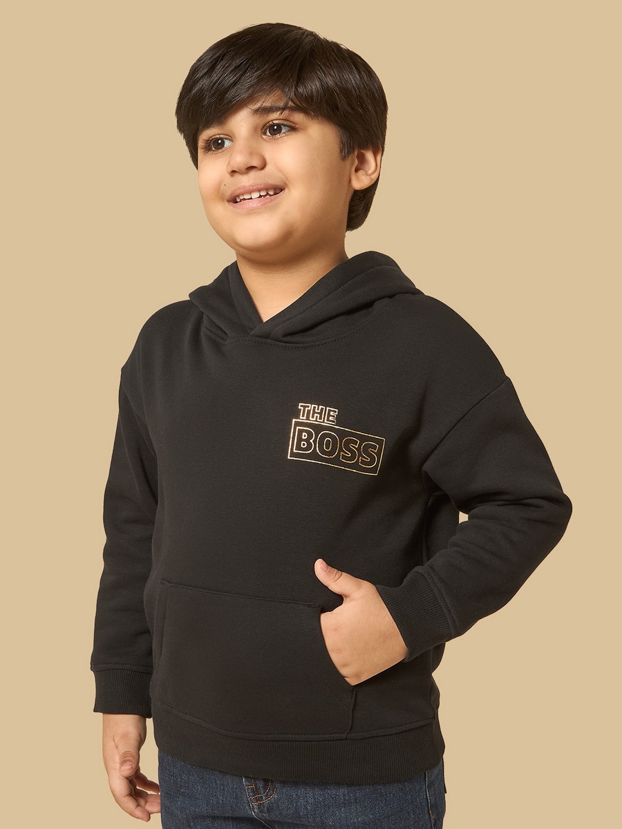 سويت شيرت بغطاء رأس وجيب وطبعات