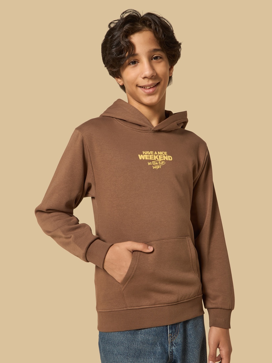 سويت شيرت بغطاء رأس وجيب وطبعات