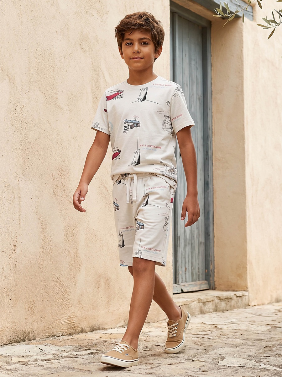 تيشيرت بياقة دائرية وأكمام قصيرة وطبعة لوح تزلج
