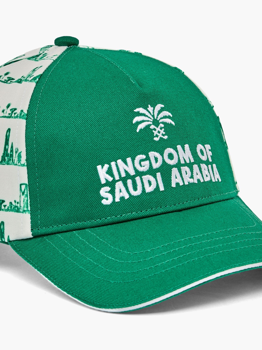 قبعة بتفاصيل المملكة العربية السعودية