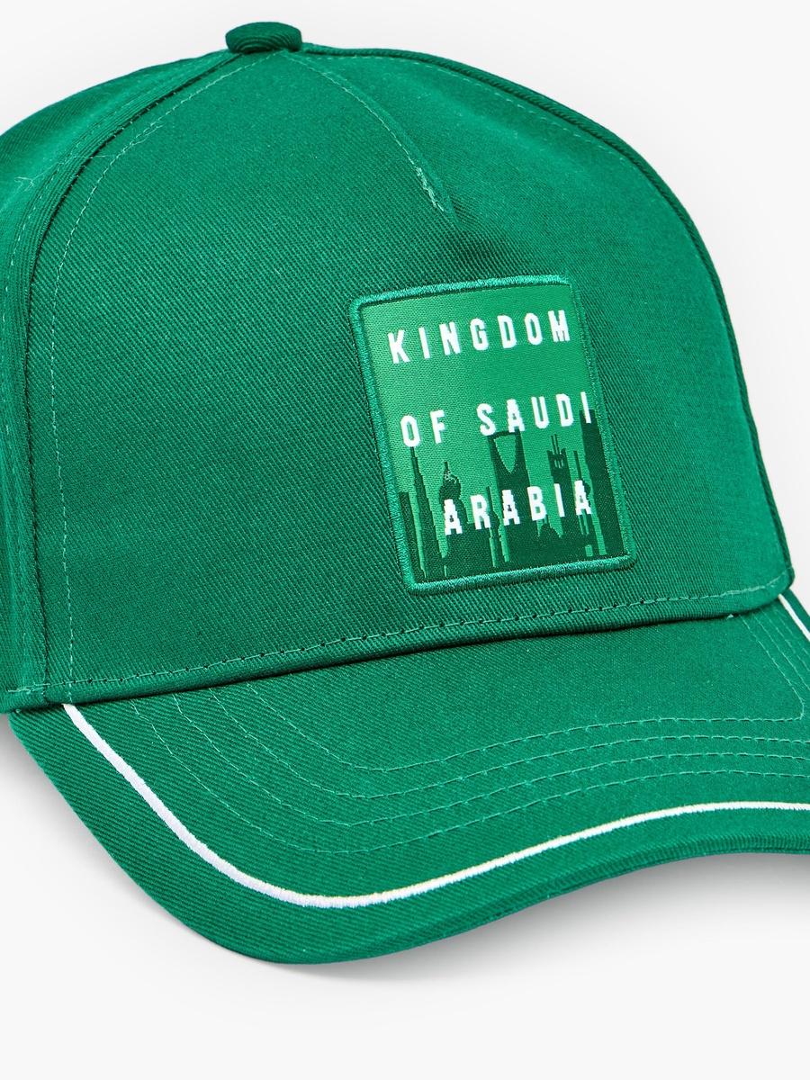 قبعة بطبعة المملكة العربية السعودية