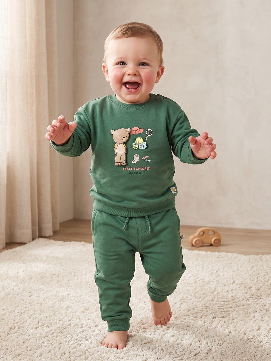 Round Neck Long Sleeves Sweatshirt and Joggers Set with Graphic Print