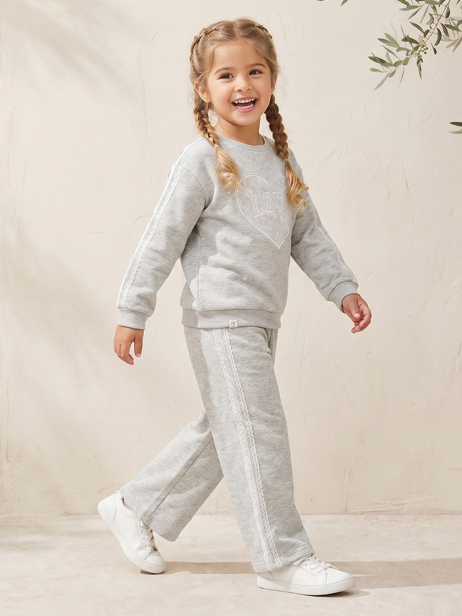 Crew Neck Long Sleeves Sweatshirt and Joggers Set with Heart Applique