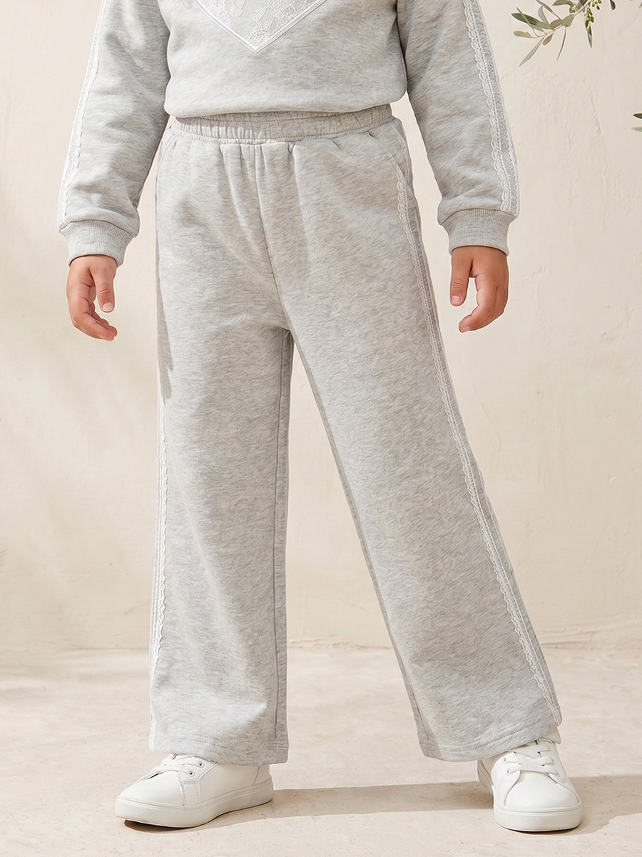 Crew Neck Long Sleeves Sweatshirt and Joggers Set with Heart Applique