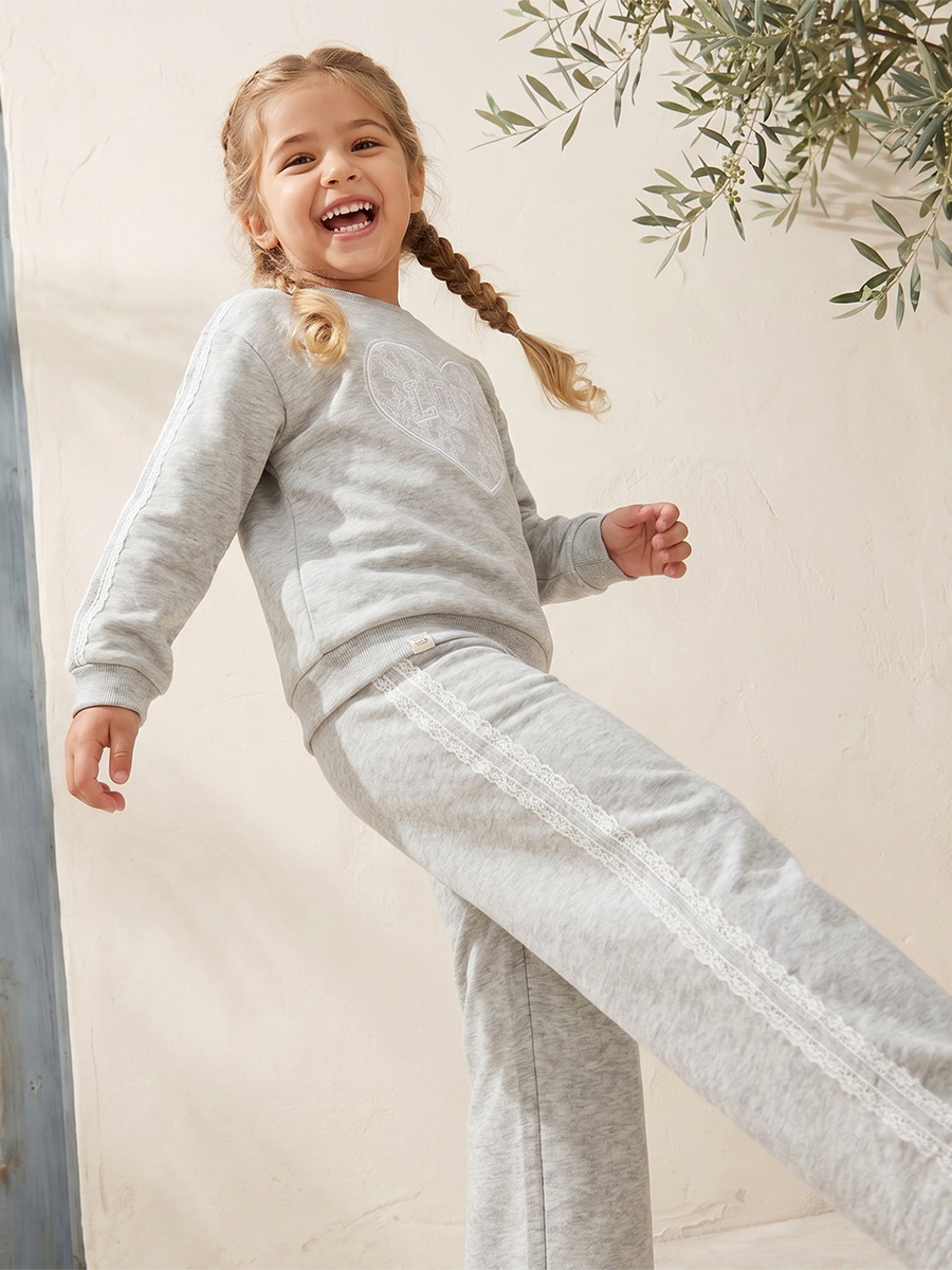Crew Neck Long Sleeves Sweatshirt and Joggers Set with Heart Applique