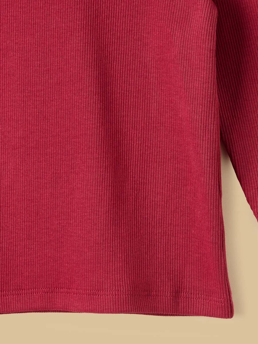 بلوزة بياقة عالية ومزينة