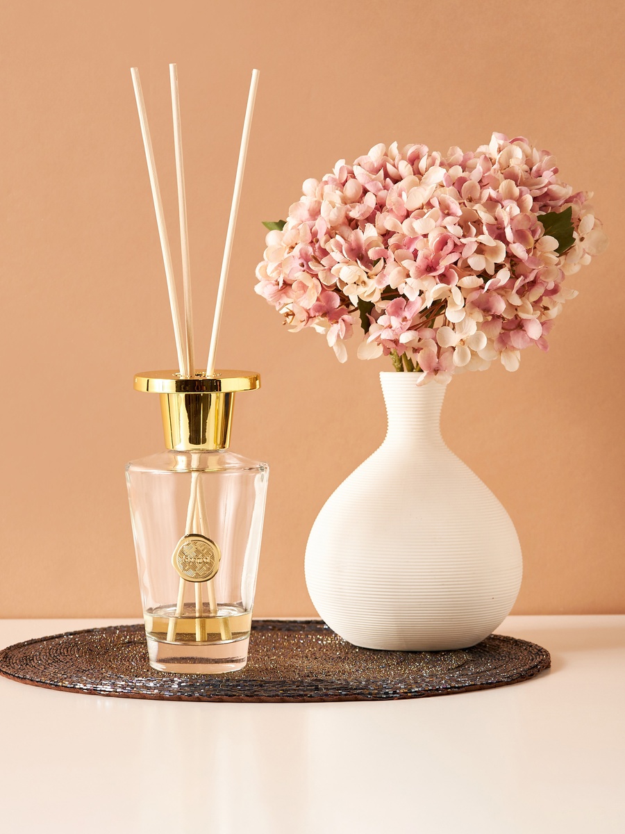موزع عطور بأعواد خشبية برائحة الخشب الداكن من سينت. دي  300 مل