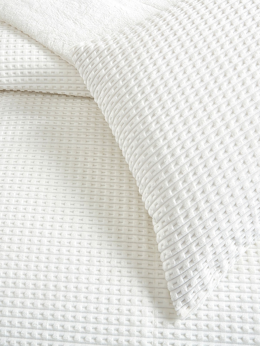 Bern Milo 3-Piece Embossed Flannel King Comforter Set - 220x240 cm