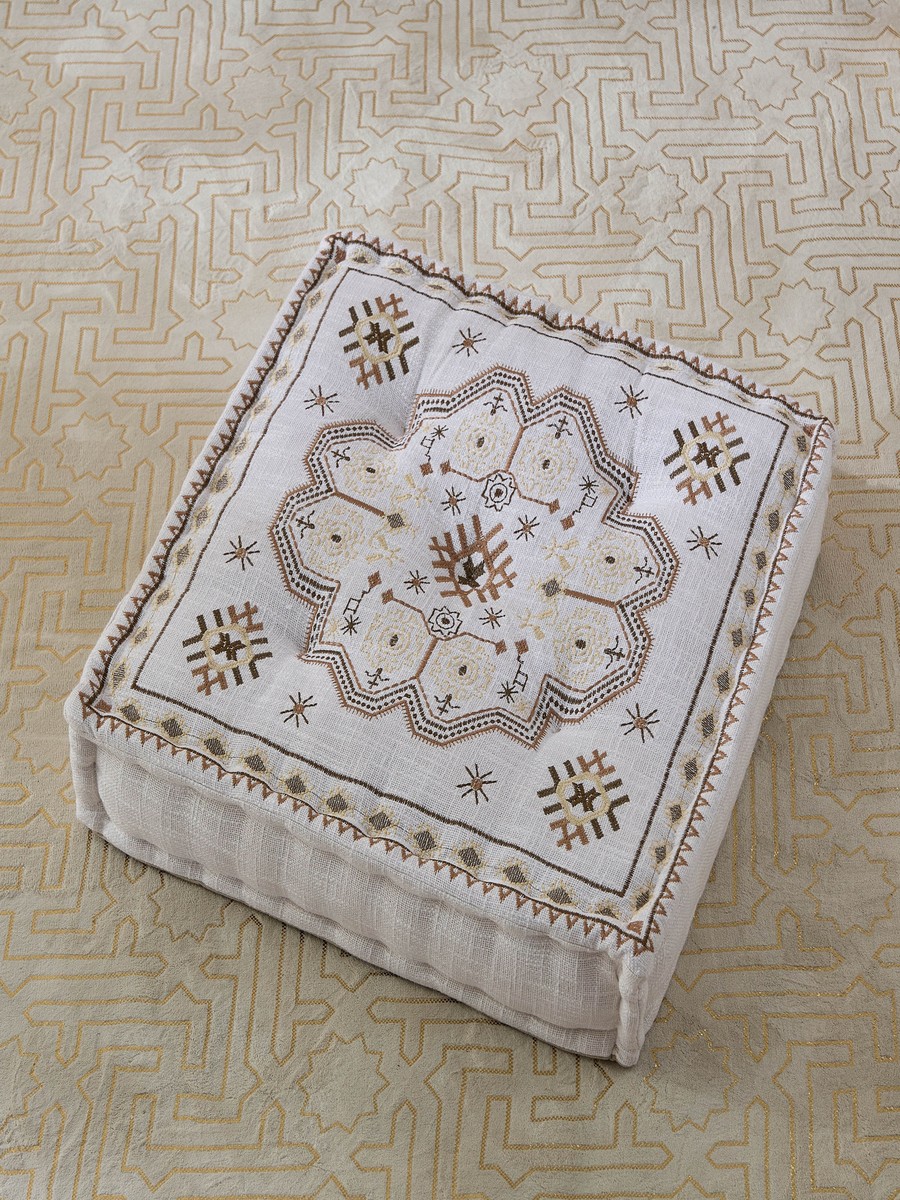 وسادة أرضية ميداليون مطرزة من مهرجان زهرة - 60*60*12 سم