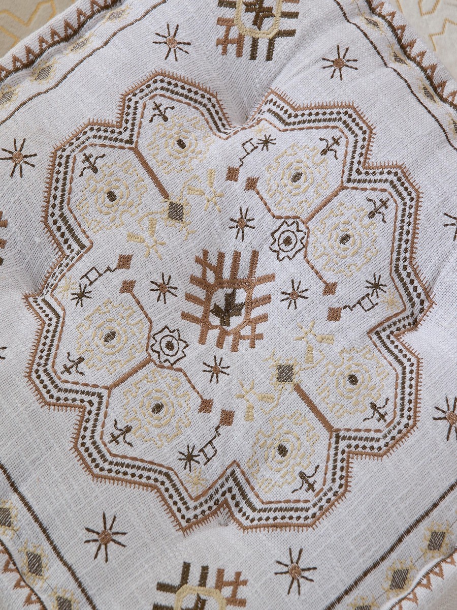 وسادة أرضية ميداليون مطرزة من مهرجان زهرة - 60*60*12 سم
