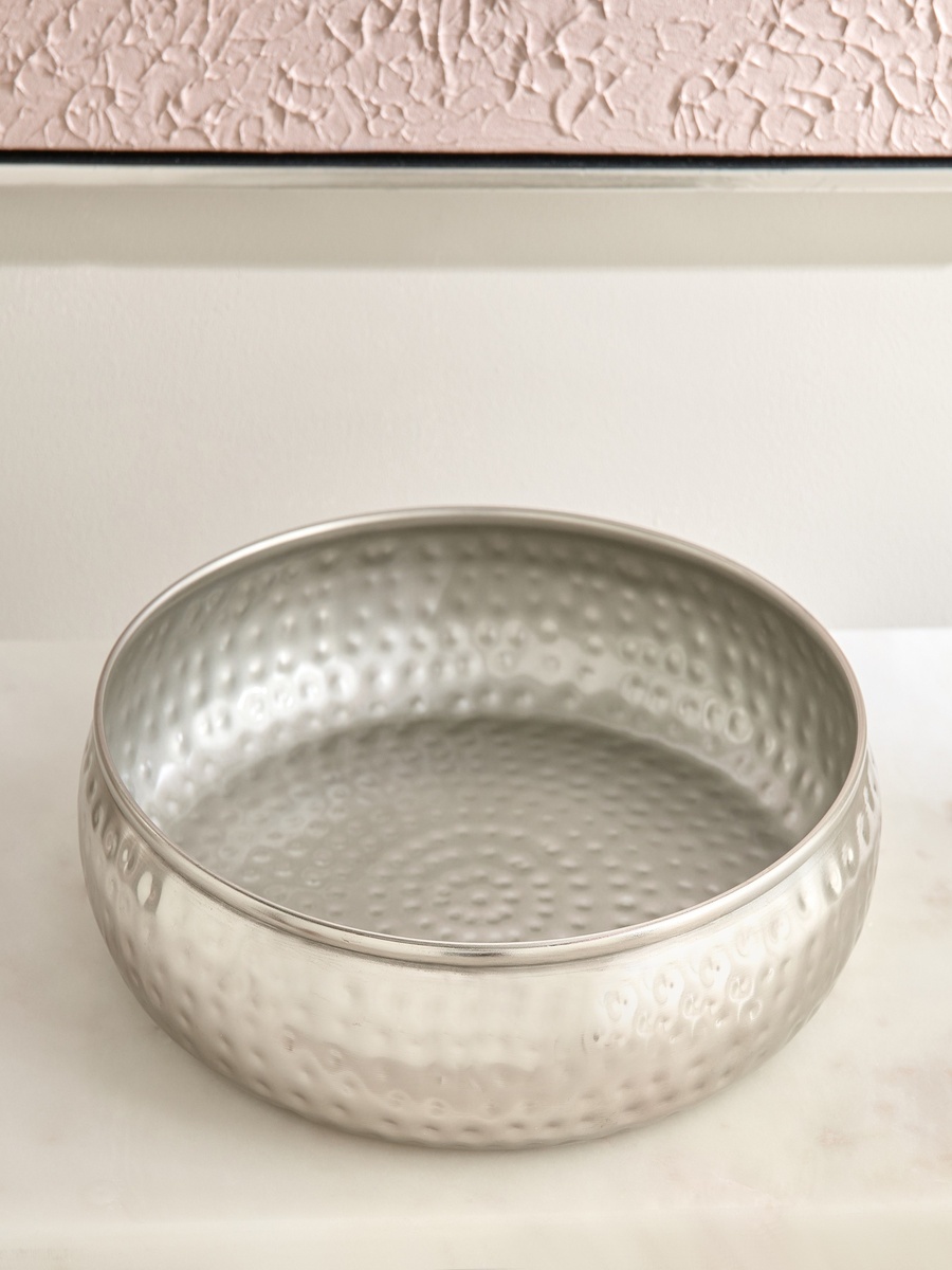Avya Metal Hammered Urli - 30x30x7 cm