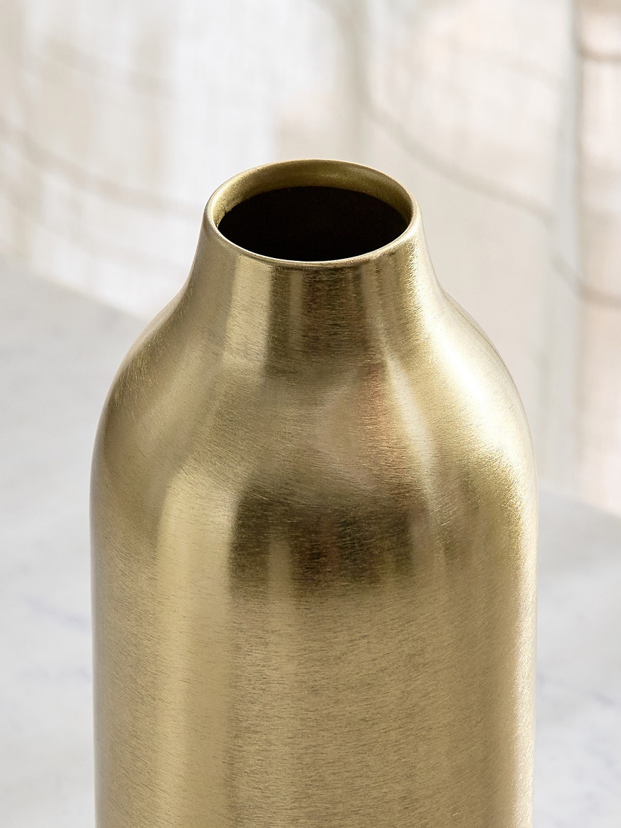 Avya Metal Cylindrical Vase - 11x11x21 cm