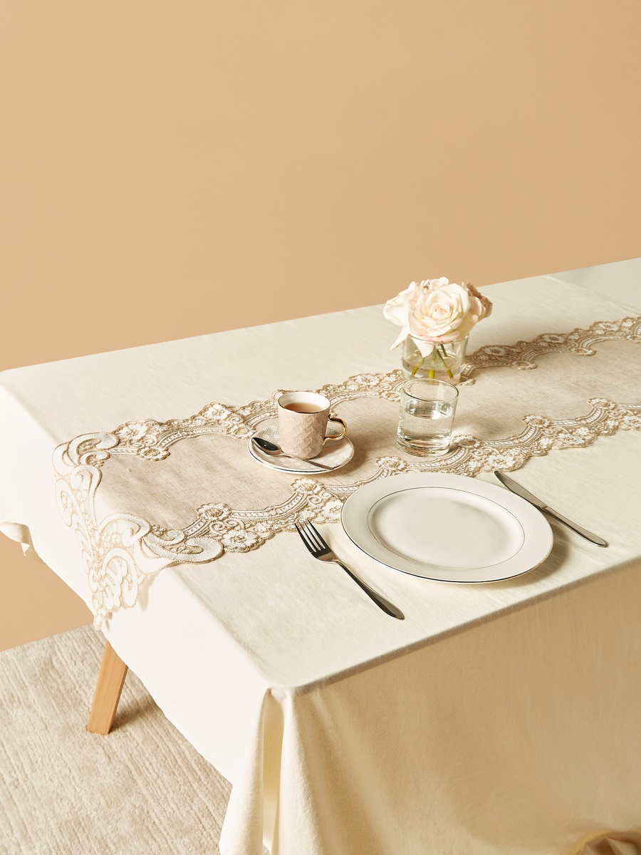 مفرش طاولة مطرّز - 180*35 سم