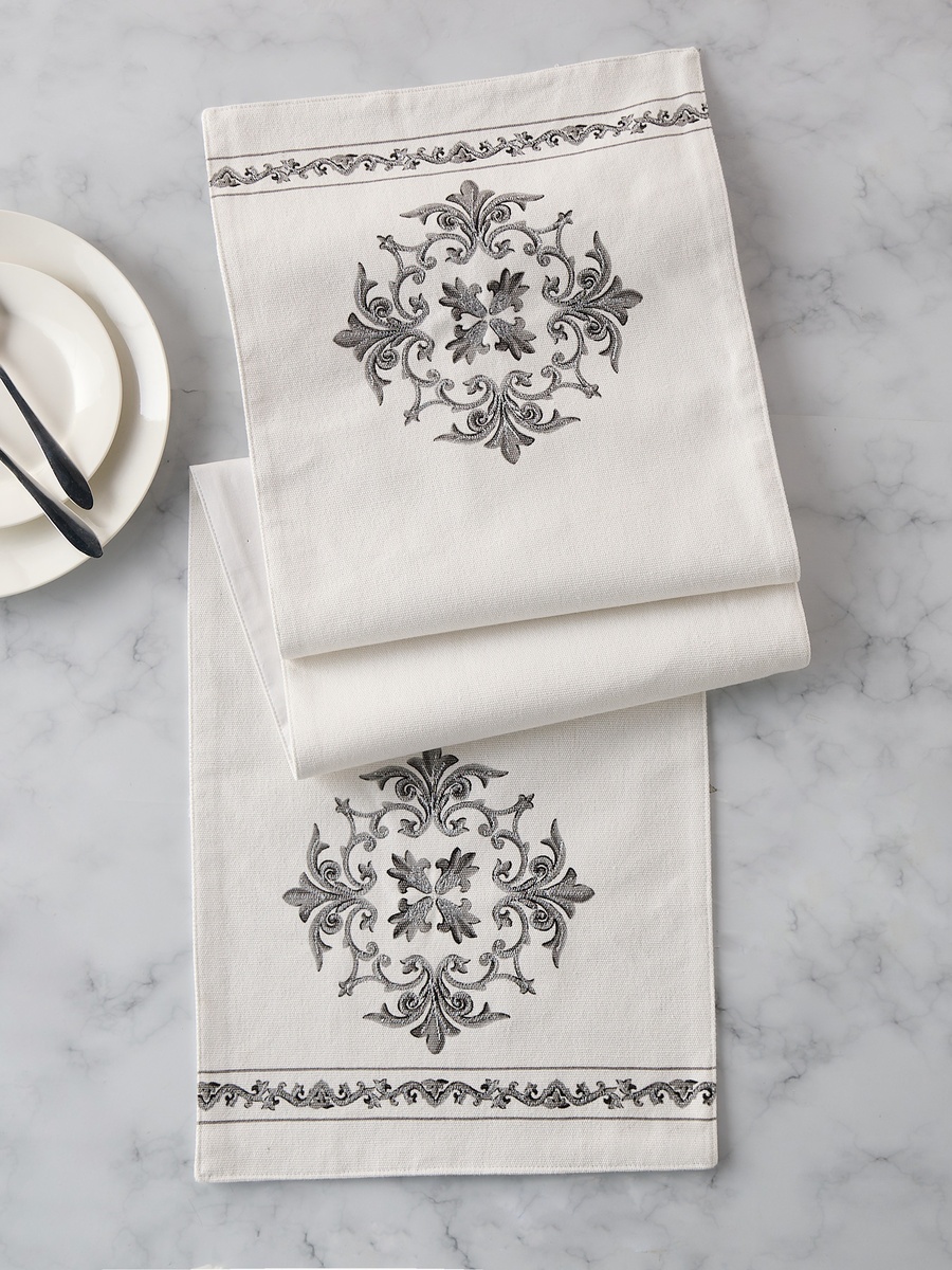 مفرش طاولة بطبعات من جيا كومو – 180*33 سم