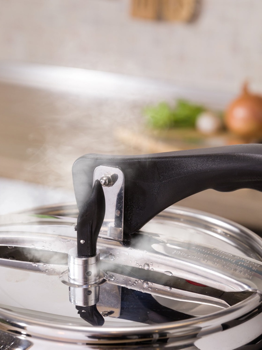 7L Pressure Cooker with Black Handle