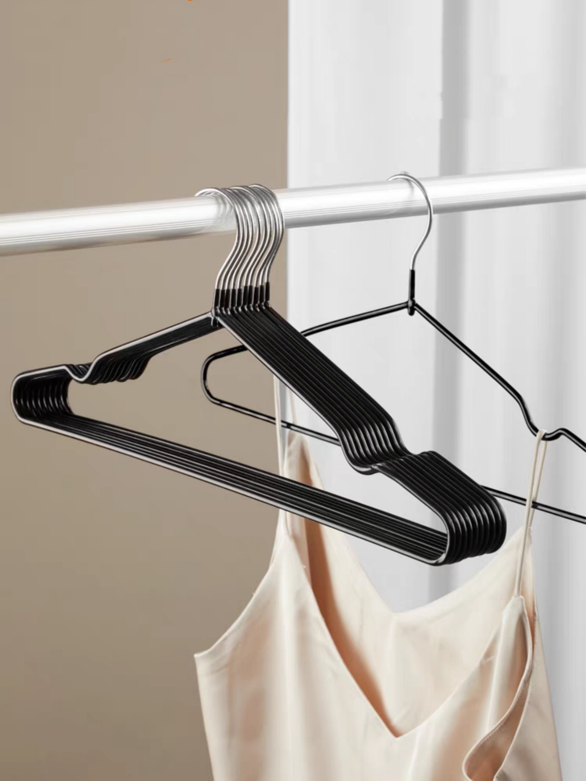 100-Pack Black Non-Slip Plastic Hangers