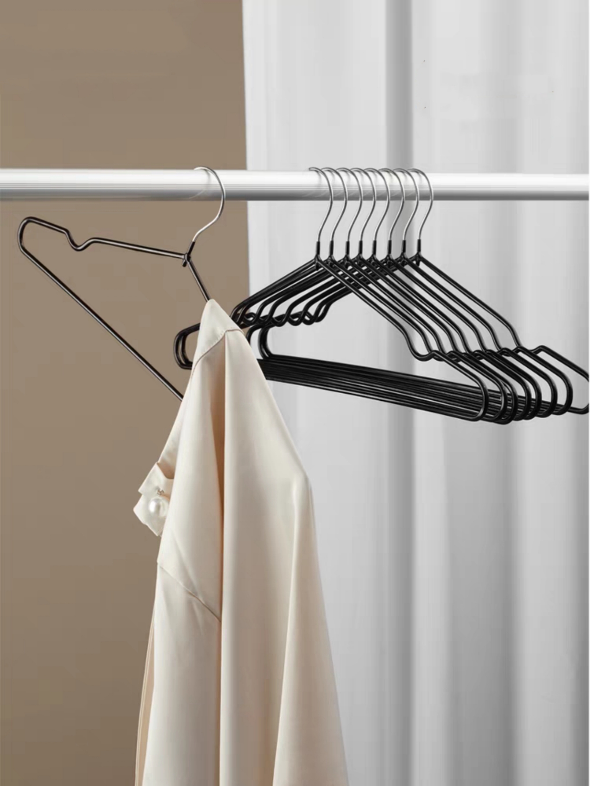 100-Pack Black Non-Slip Plastic Hangers
