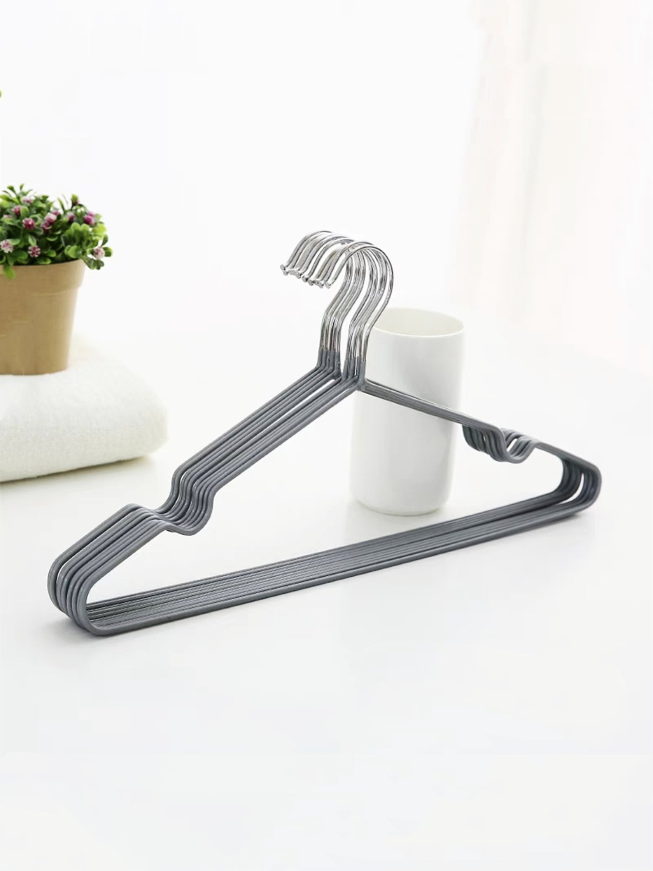 20-Piece Grey Non-Slip Slim Hangers For Clothes Storage