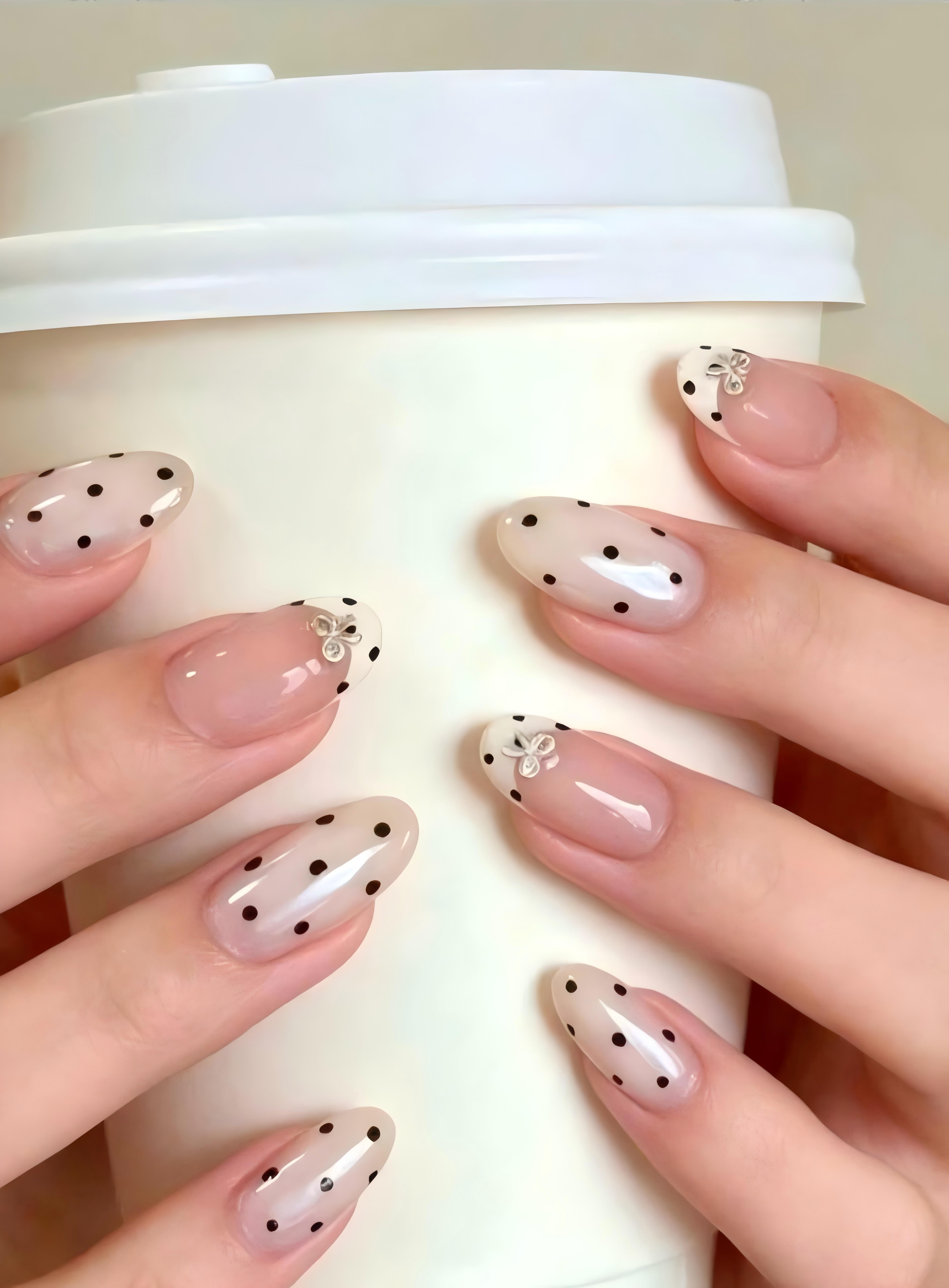 Long-Lasting Cream Polka Dot Artificial Nails with Bow Accent