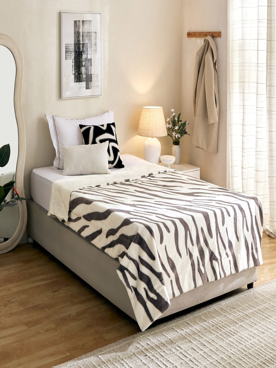 Cozy Plush Animal Zebra Print Twin Blanket - 150x220 cm