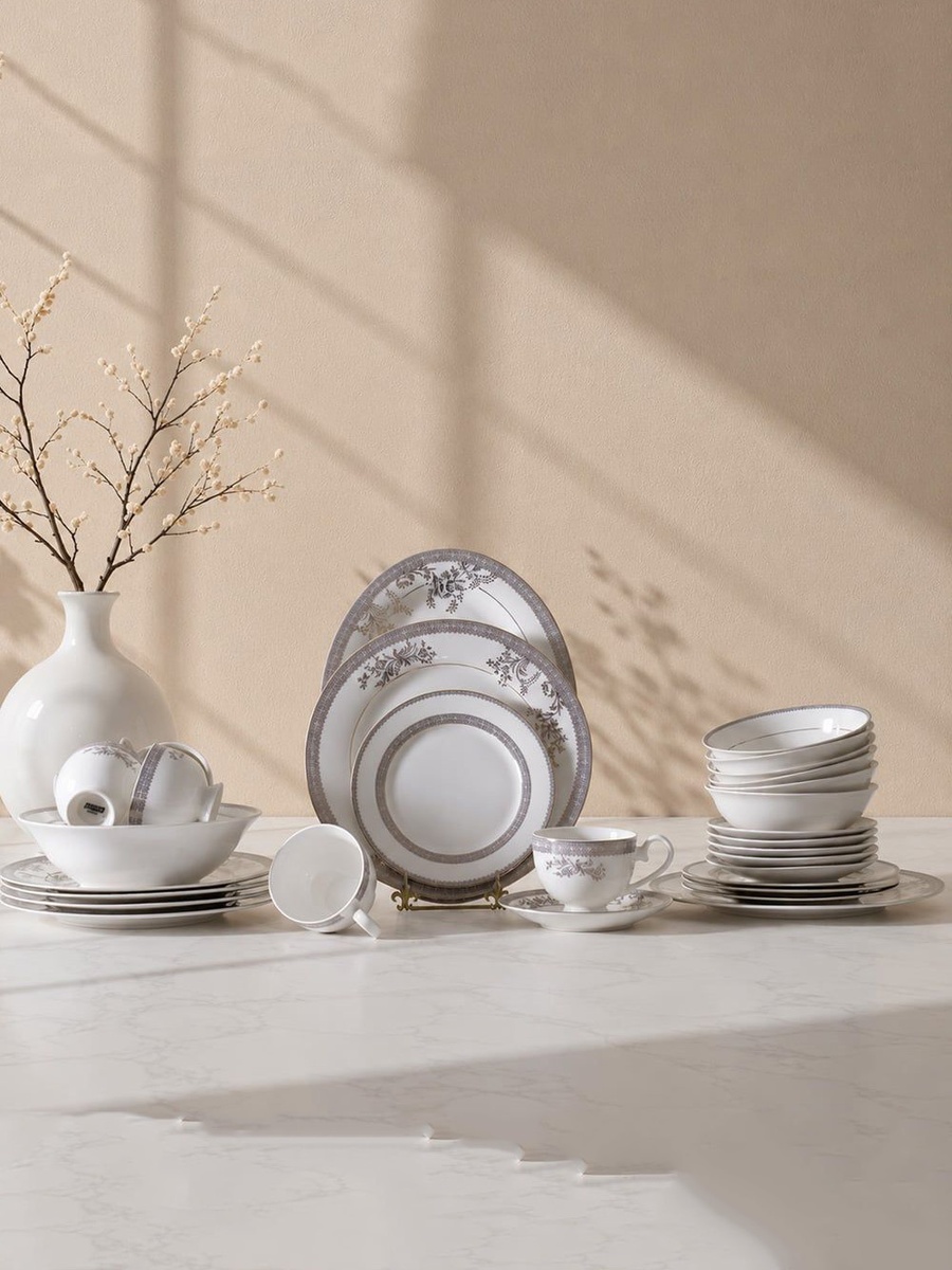 Erika 32 - Piece New Bone China Dinner Set - Serve 6, Gold, 37.5x27.5x28.5cm, Dinnerware Set For Family Meals Dining Table And Daily Use