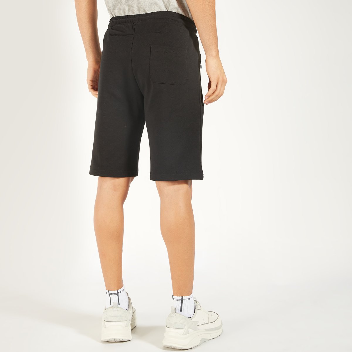 Sustainable Solid Shorts with Drawstring Closure and Pockets