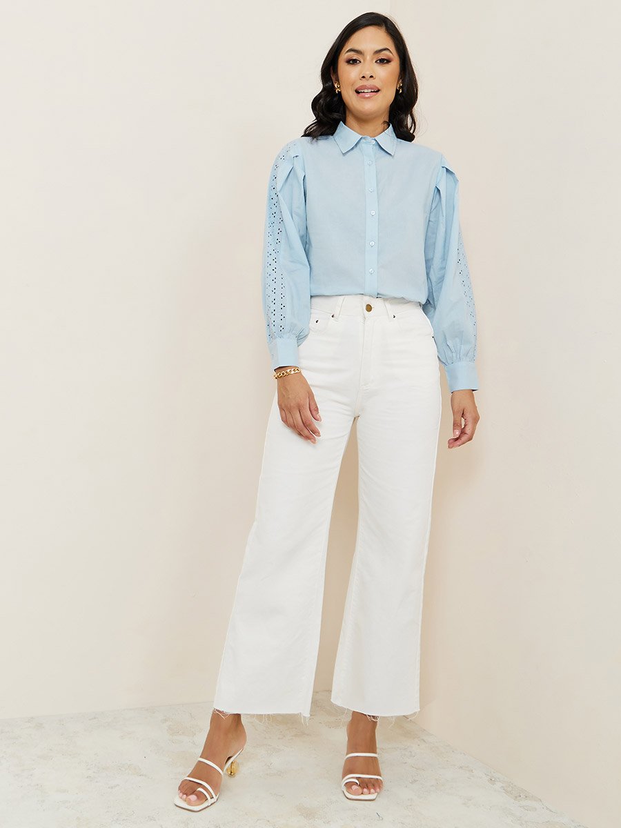 بلوزة بتداخلات مطرزة وأزرار