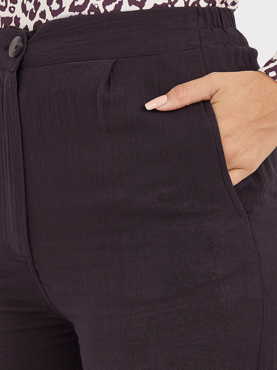 بنطال بأرجل واسعة وخصر عالي