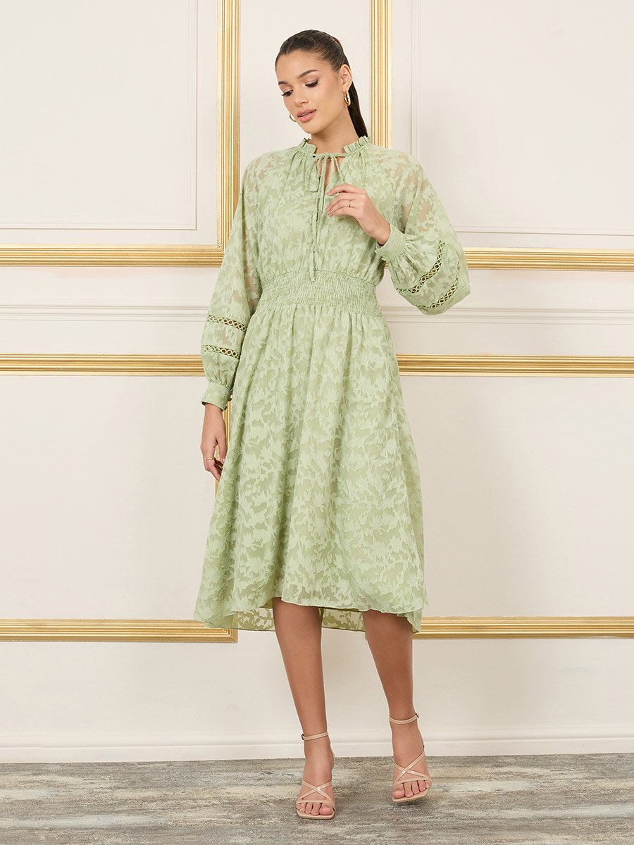 فستان ميدي بتفاصيل بارزة الملمس