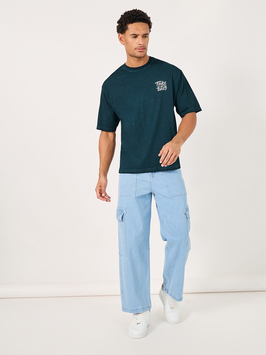 تيشيرت فضفاض بتفاصيل مشطوفة وطبعة كتابة