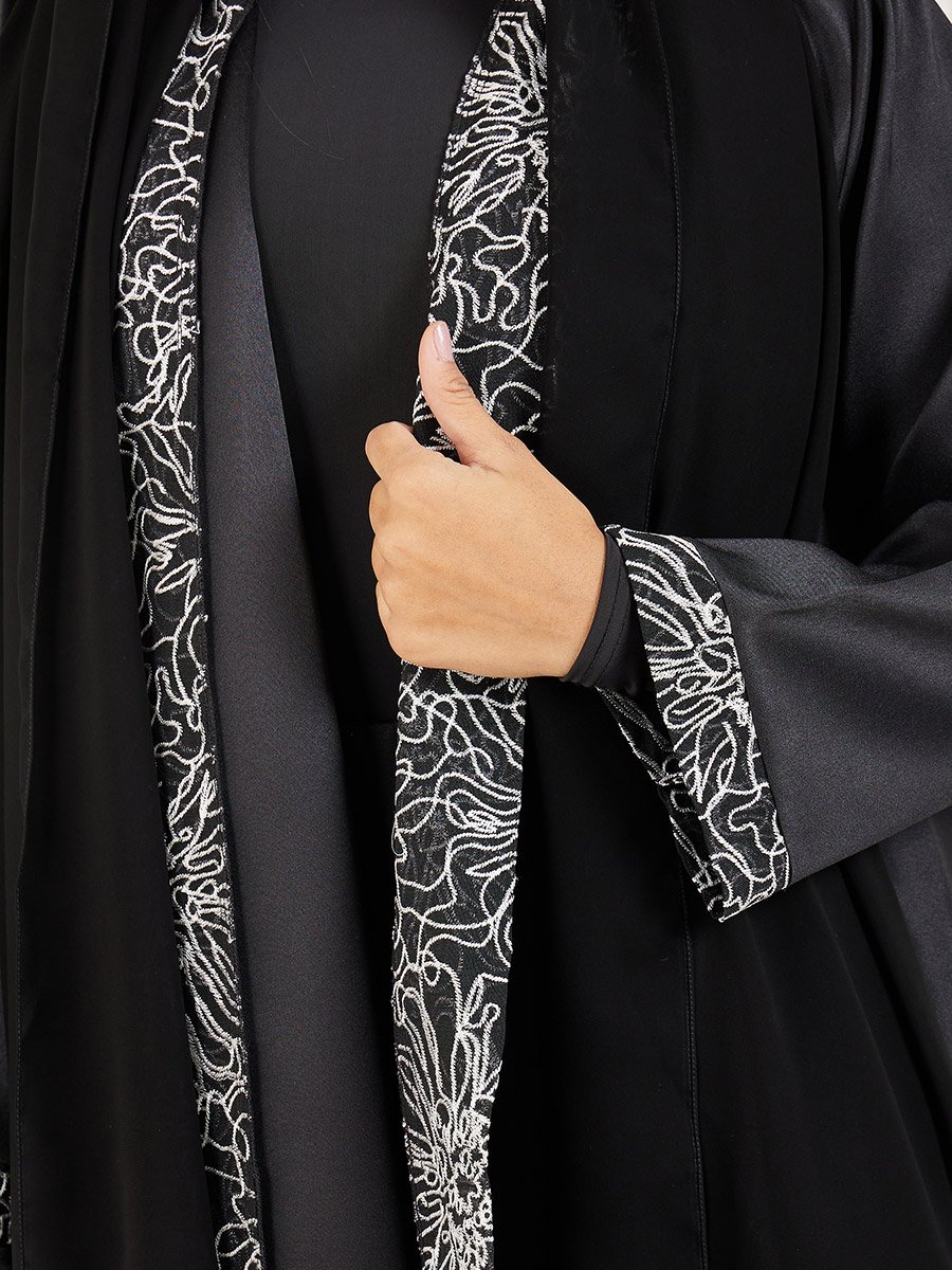 عباية بتفاصيل مُطرّزة بتفاصيل دانتيل