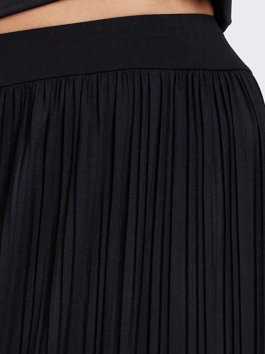 Solid Plisse Detail Elastic Waistband Midi Skirt