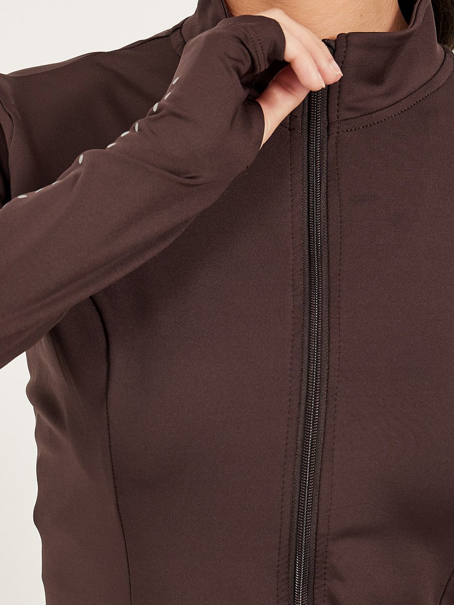 مجموعة من بدلة رياضية سادة